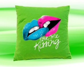 Polštářek Love me Kissing zelený