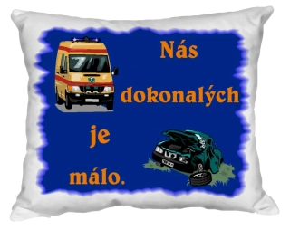 Polštářek se sanitkou Nás dokonalých je málo modrá královská