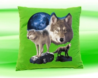Polštářek s vlky na skále zelený