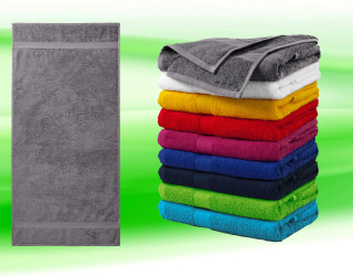 Moon River vyšívaná osuška se jménem tmavě šedá 70 x 140 cm